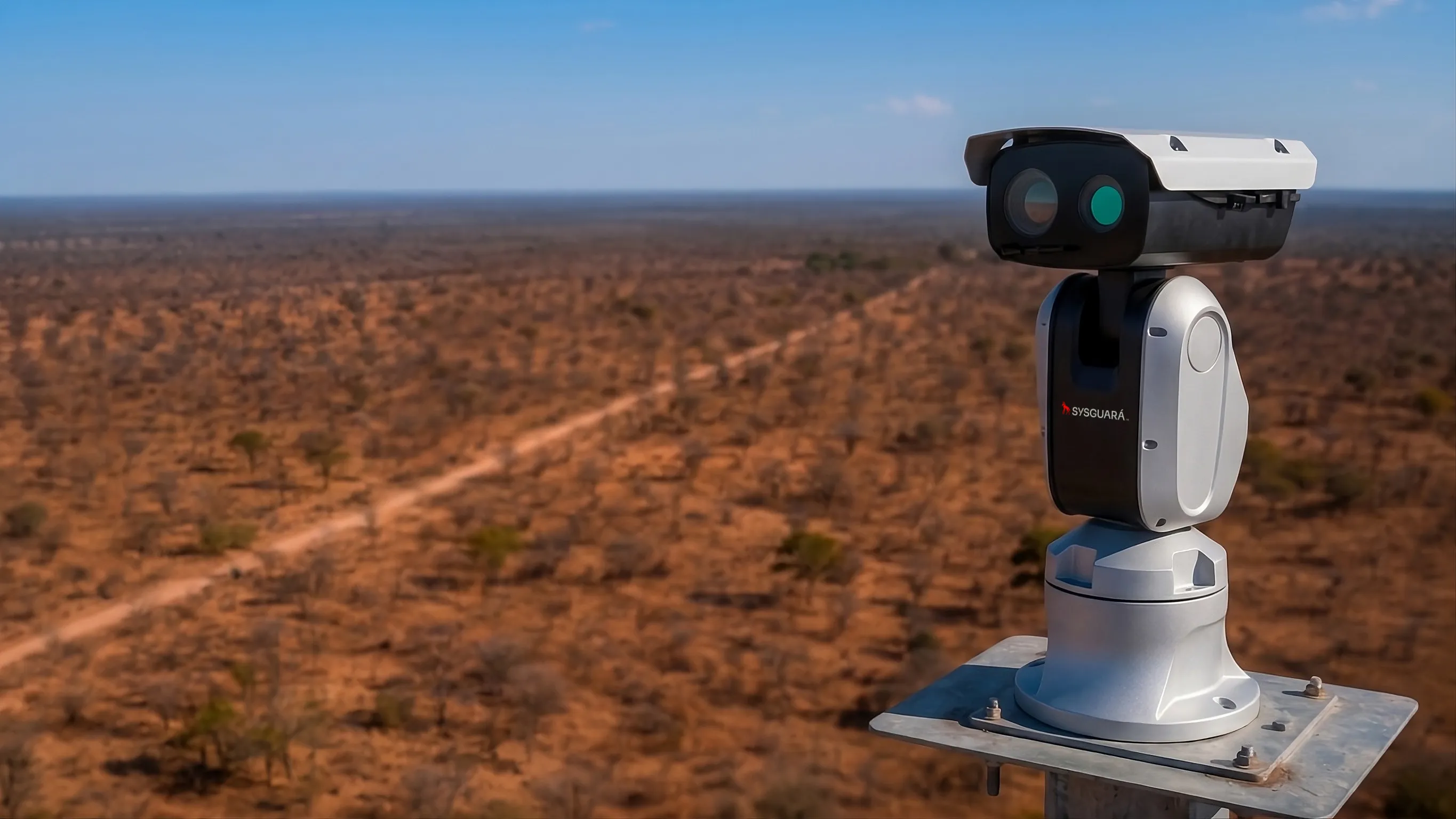 Câmera PTZ do SYSGuará instalada em torre monitorando área de vegetação extensa